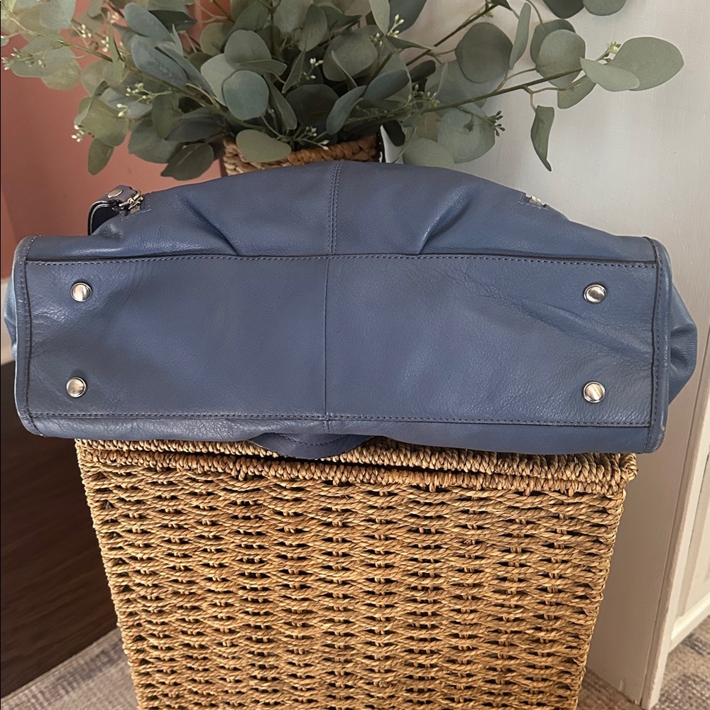 B. Makowsky cornflower Blue genuine Leather shoulder pockets silver animal purse - Picture 9 of 15